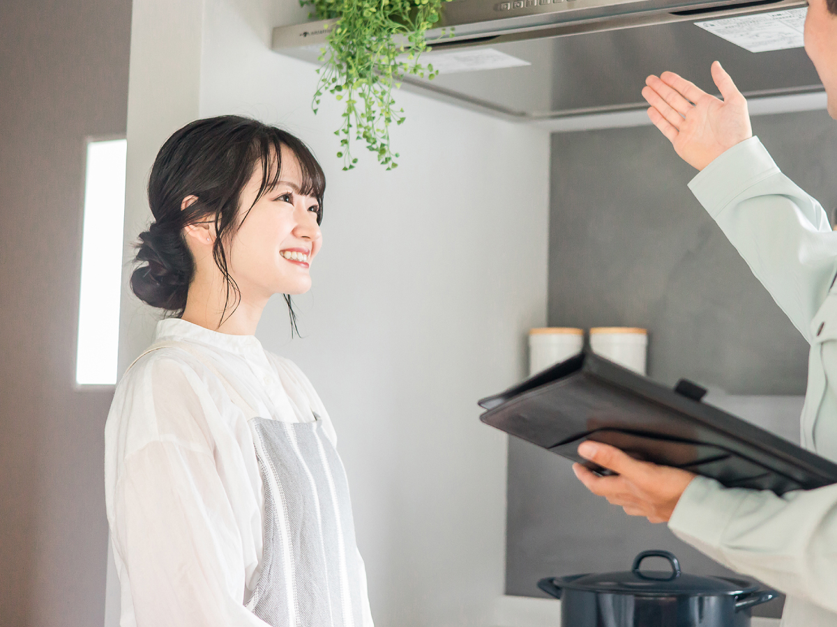 少数精鋭のスタッフがお客様を接客している様子