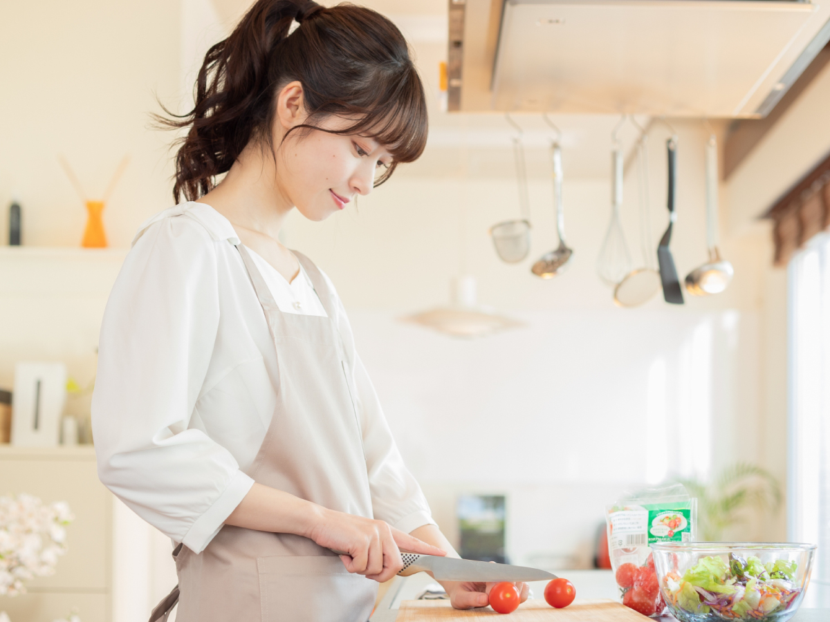 お気に入りのキッチンで料理をする女性