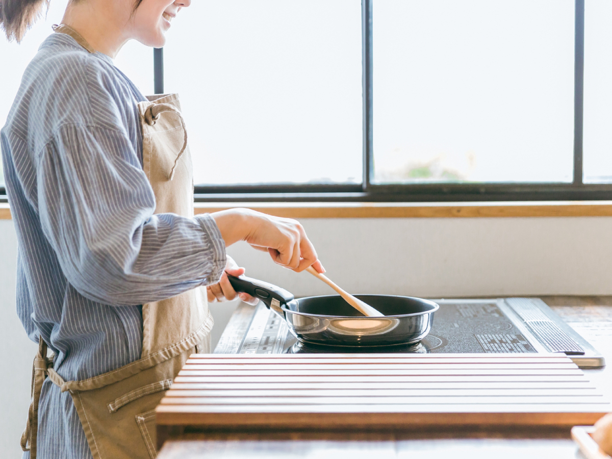 お気に入りのキッチンで、幸せそうに料理をする女性