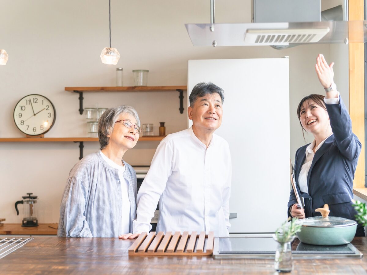 キッチンのショールームを見学している様子