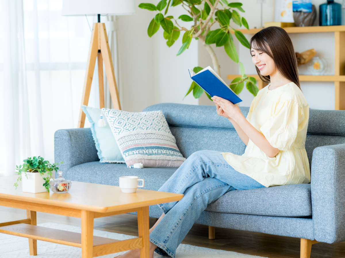 お気に入りの部屋で、読書をする女性